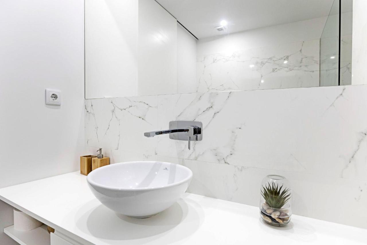 Stylish Flat W/ Gym & Parking By Lovelystay Porto Eksteriør billede