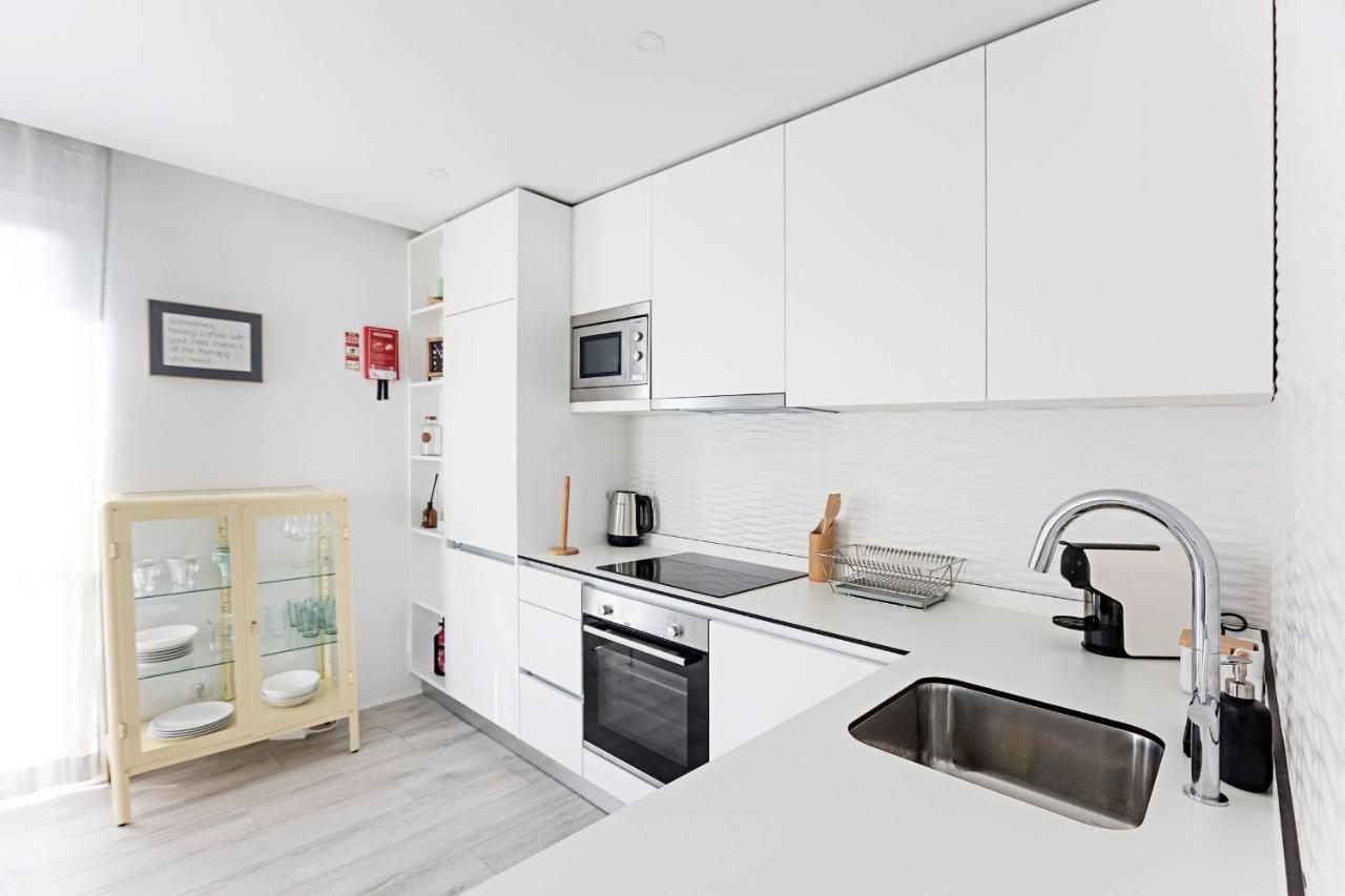 Stylish Flat W/ Gym & Parking By Lovelystay Porto Eksteriør billede